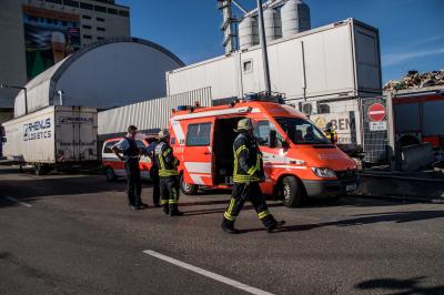 Stuttgart-Hedelfingen: Brand von Muell bei Recyclingunternehmen - B10 in Rauch gehuellt